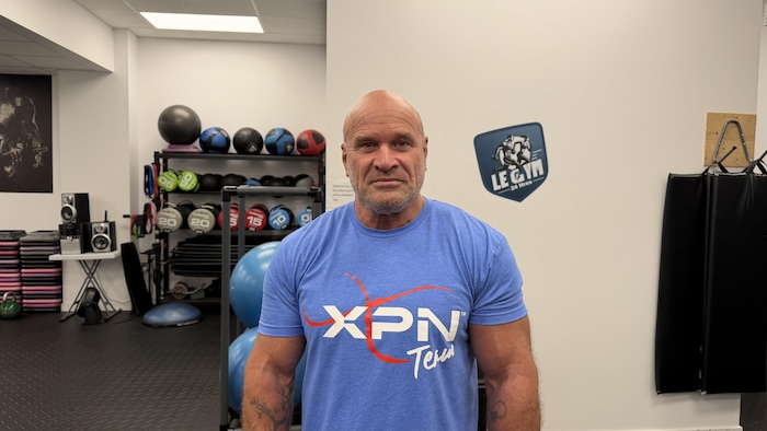 Steeve Gagnon devant son gym. 