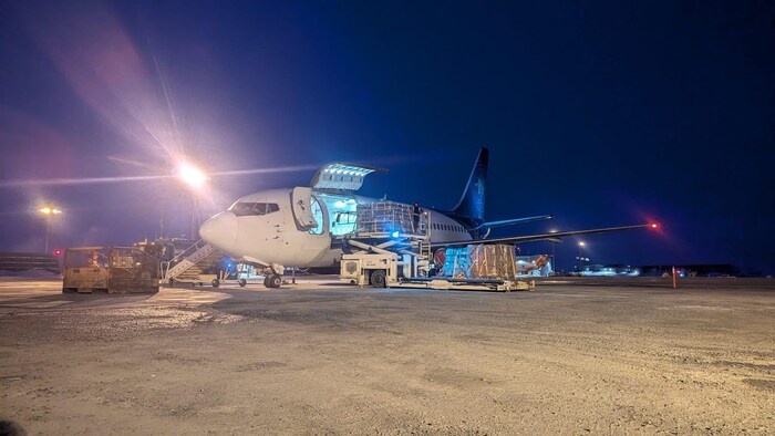 Un avion-cargo sur le tarmac de l'aéroport de Puvirnituq.