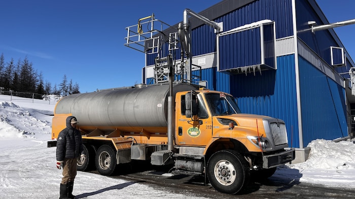 Un camion en train d'être rempli à l'usine de traitement de Kuujjuaq. 