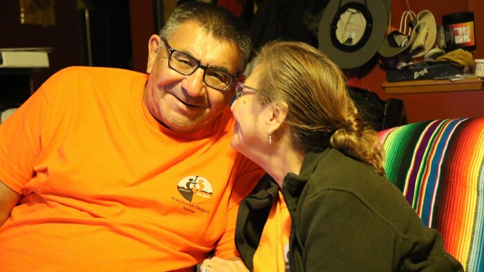 Un homme et une femme qui se regardent avec tendresse