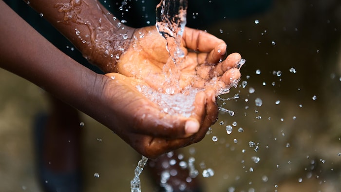 Comment filtrer et purifier l'eau sale pour la rendre potable ?