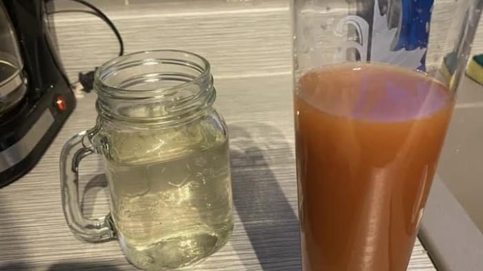 Le verre à droite contient de l’eau non traitée, tandis que celui de gauche contient de l’eau traitée. 