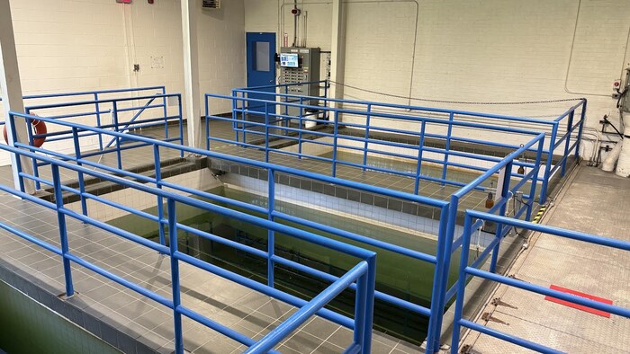 Des réservoirs d'eau potable dans une usine de filtration.