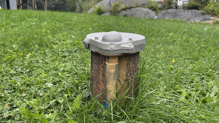 Gros plan sur un tuyau donnant accès à un puits.