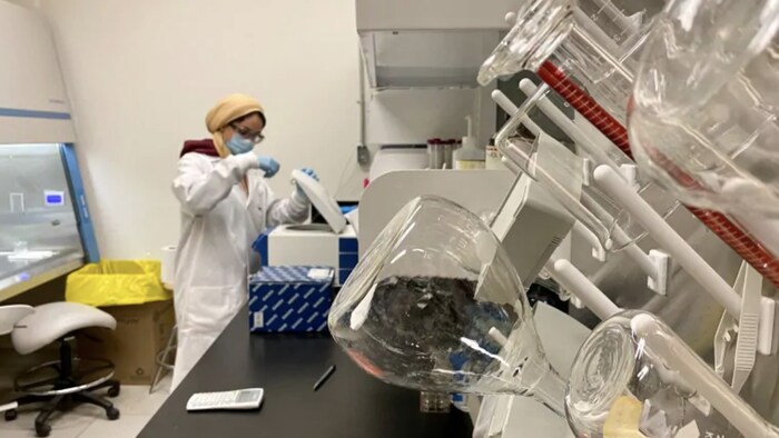 Une femme travaille dans un laboratoire