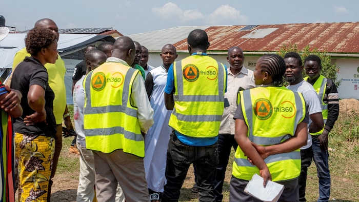 Des professionnels de santé impliqués dans la lutte contre Ebola se rassemblent à l'hôpital général de Rwampara.