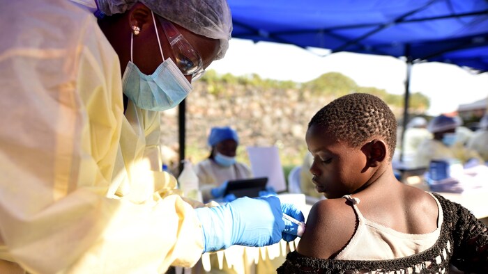 Une agente de santé congolaise administre le vaccin anti-Ebola à un enfant au Centre de santé Himbi à Goma, République démocratique du Congo, le 17 juillet 2019. 