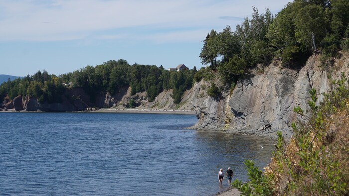 Des personnes se trouvaient toujours sur les berges dans les heures suivant l'accident mortel.