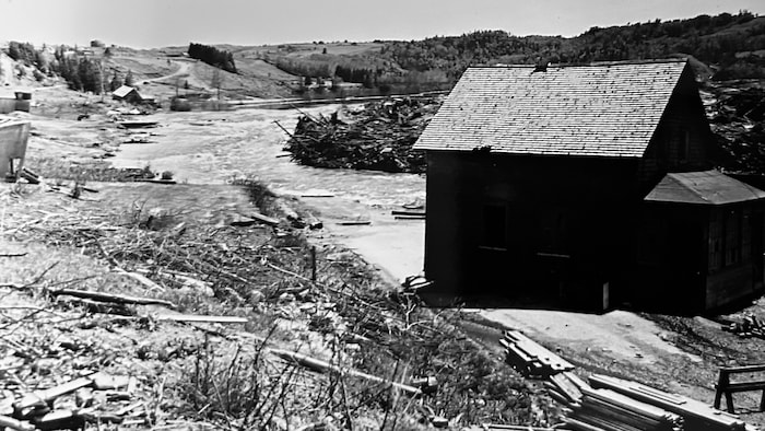 Une maison a été poussée sur la berge de l'autre côté de la rivière Rimouski.