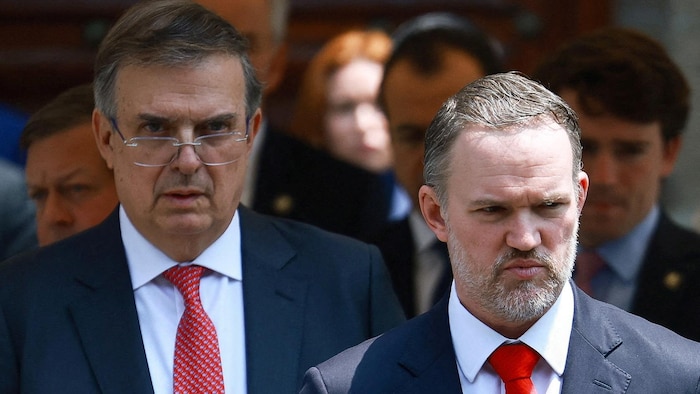 Le représentant américain au Commerce, Jamieson Greer, et le ministre mexicain des Affaires étrangères, Marcelo Ebrard, quittent le Palais national à Mexico, le 20 avril 2026, à l'occasion de discussions sur la révision de l'accord commercial Canada–États-Unis–Mexique.