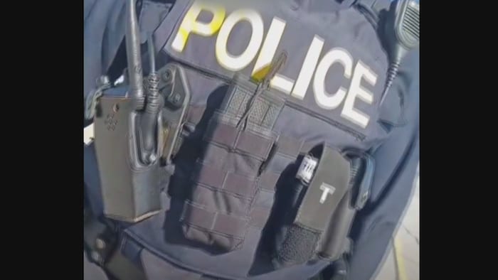 L'uniforme du policier filmé de près.