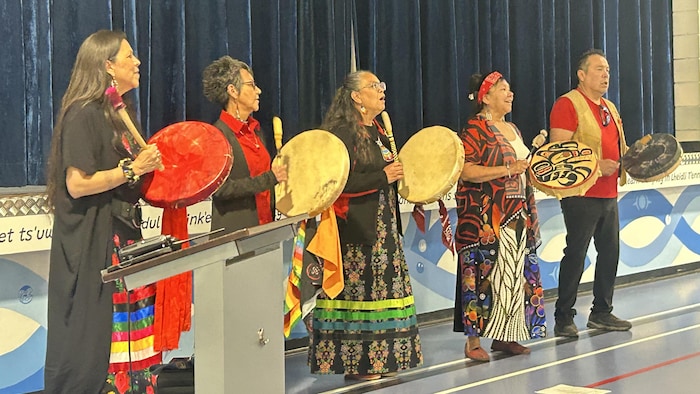 Des autochtones offrent une performance avec tambours et chants.