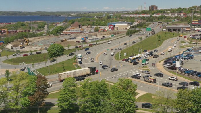 Plan large de rues sur une pente.