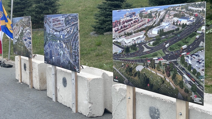 Trois maquettes rectangulaires en couleur d'une intersection sont posées sur des blocs de béton blanc, dans un stationnement.