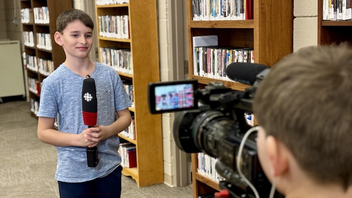 Deux jeunes participent à l'atelier « Journaliste d'un jour » présenté à la bibliothèque de Cold Lake, en février dernier.