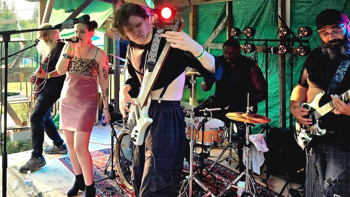 Les membres du groupe EchoSeven sur scène.