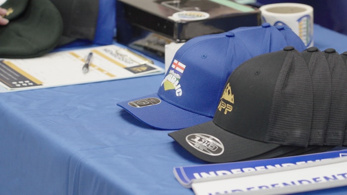 Des casquettes sur une table.