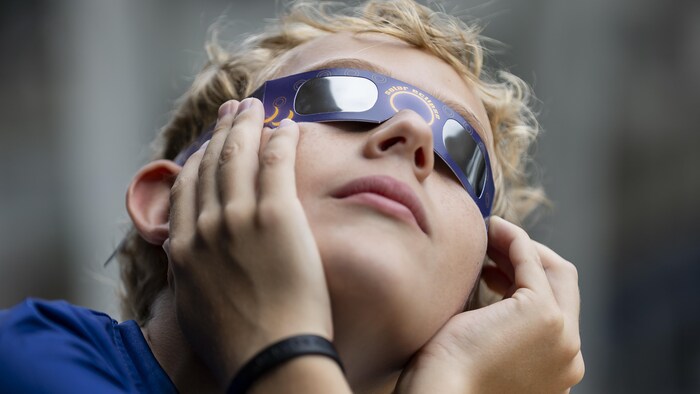 Gianluca Mazzuca, 12 ans, regarde une éclipse solaire partielle à Miami le 14 octobre 2023 avec des lunettes spéciales.