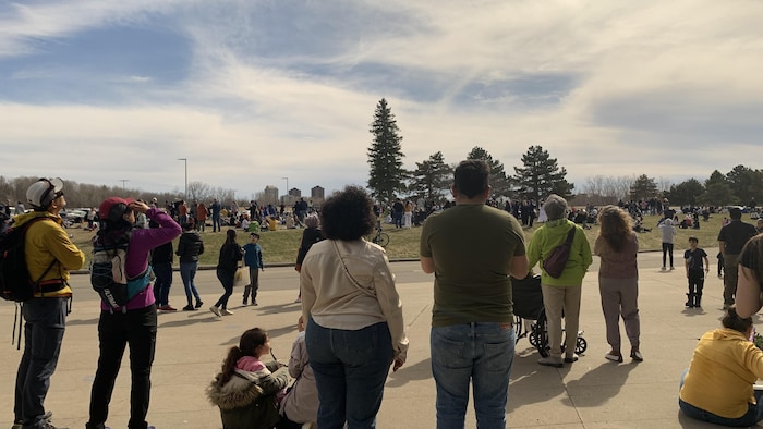 Des gens rassemblés sur la pelouse du Musée de l'aviation et de l'espace du Canada, à Ottawa. 