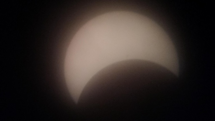 L'éclipse solaire partielle laisse entrevoir une large croissant du Soleil.