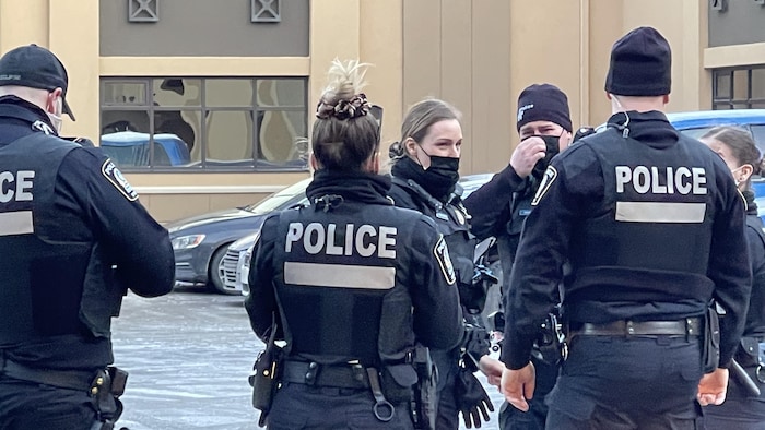 Les policiers de la section Éclipse regroupés devant un bâtiment.