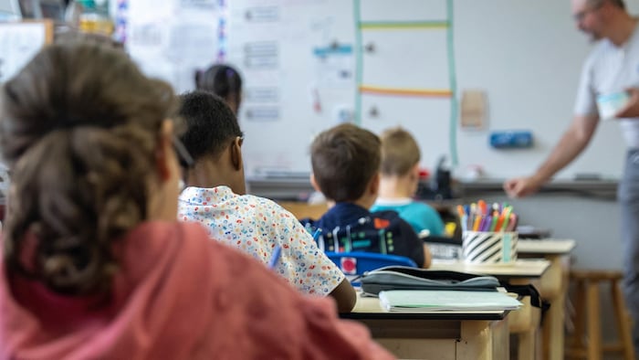 Des élèves dans une classe d'école primaire.