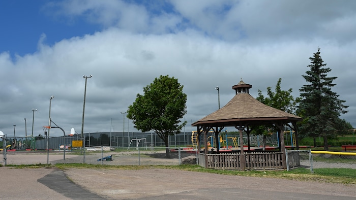 Un terrain de jeu et un pavillon situés près d'une école primaire.