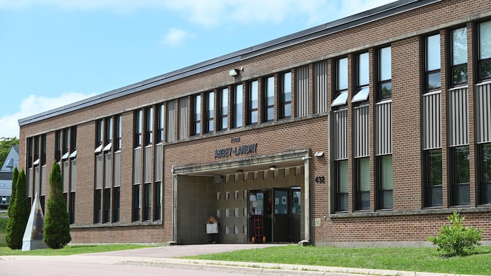 L'extérieur de l'école Abbey-Landry.