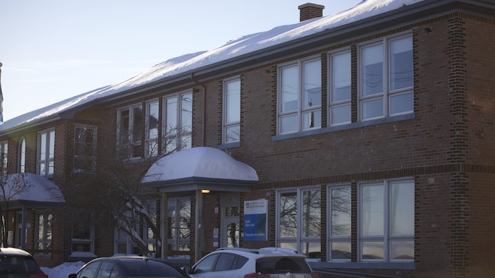 L'édifice de l'école Saint-Paul à Maria pendant l'hiver.