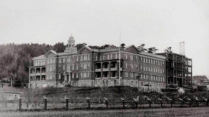 Façade de l'École d'agriculture de Sainte-Anne-de-la-Pocatière dans les années 1930.