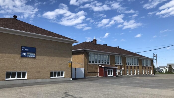 L'école de l'Anse de Sainte-Anne-des-Monts figure parmi les établissements touchés par l'éclosion.