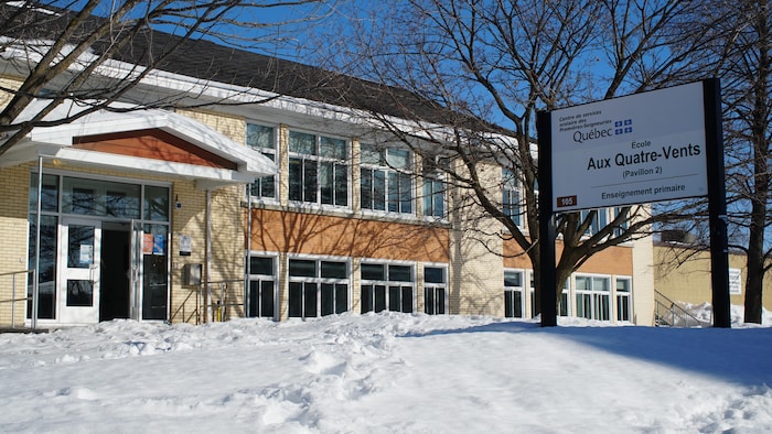 L'école primaire aux Quatre-Vents en hiver.