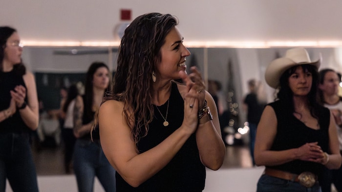Des gens pratiquent la danse country