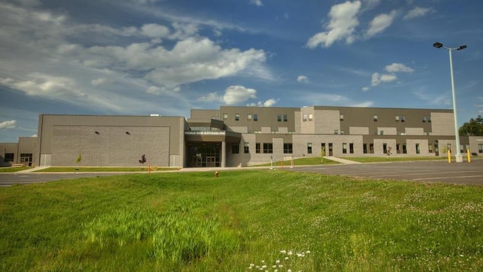 L'école des Bâtisseurs, vue de l'extérieur. 