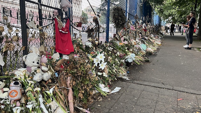 Les fleurs et peluches se sont accumulées devant l'école Vladislav Ribnikar, théâtre d'une fusillade début mai.