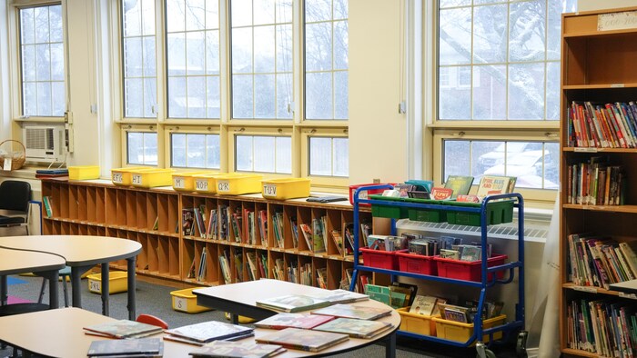 Une petite bibliothèque dans une classe d'une école élémentaire. 