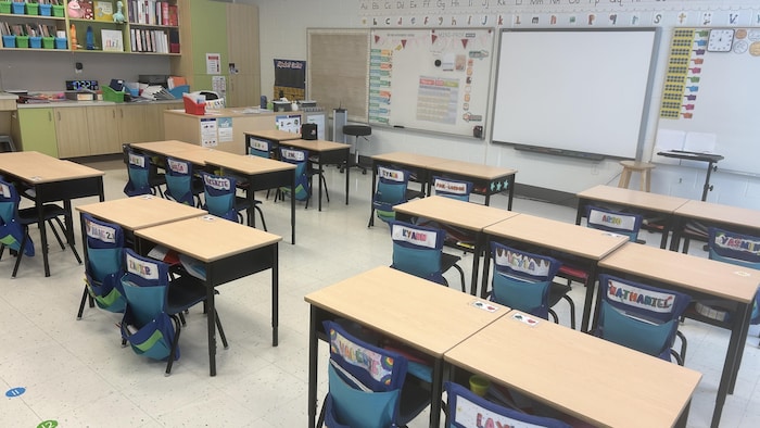Une salle de classe vide.