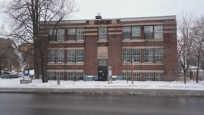 Une école vue de l'extérieur en hiver.