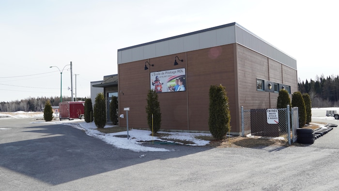 Le bâtiment de l'École de pilotage de Rivière-du-Loup sur la rue Hénault. 
