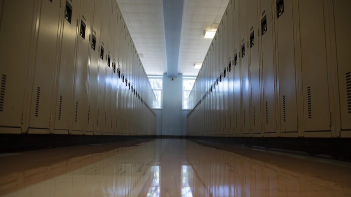 Les couloirs et casiers vides d'une école.