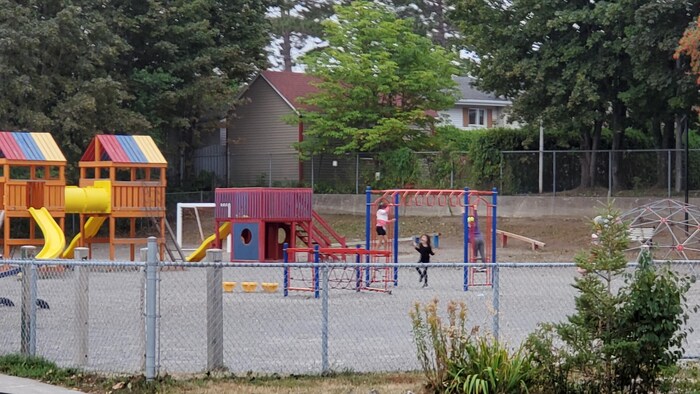 Des élèves jouent dans une cour d'école.