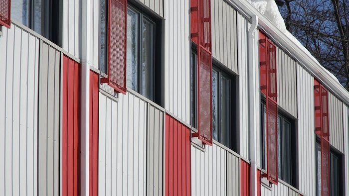 Classes modulaires à l'école secondaire de La Courvilloise en hiver. neige sur le toit.