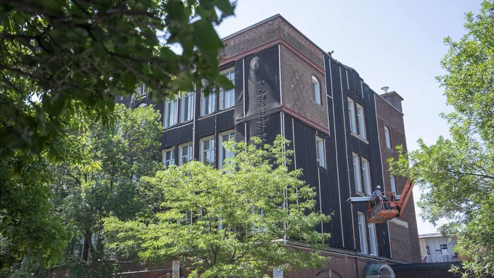 Le bâtiment centenaire abritant l'École de l'Étincelle dans le quartier Mile-End est coté « E », soit en « très mauvais état ». Des travaux sont en cours pour réparer la façade de l'édifice notamment.