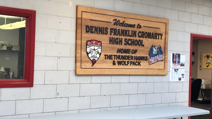 Une plaque souhaite la bienvenue à l'école Dennis Franklin Cromarty.