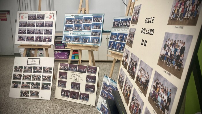 Des panneaux exposés sur lesquels on retrouve des photographies d'élèves regroupés par classes.