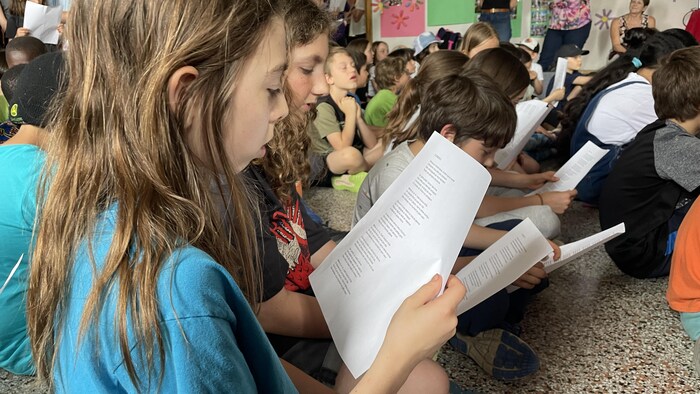Les 170 élèves de l’école primaire L'Écollectif de Sherbrooke, ainsi que deux classes d’accueil de l’école des Quatre-Vents, offrent en cadeau à Clémence Desrochers une chanson hommage.