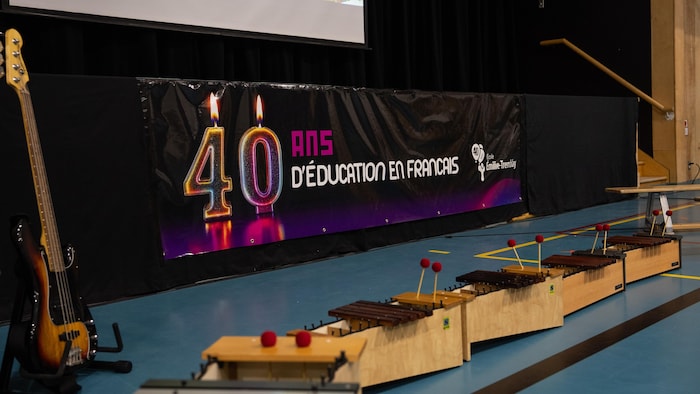 Un panneau 10 ans d'éducation en français avec des instruments de musique à l'École Émilie-Tremblay, à Whitehorse.