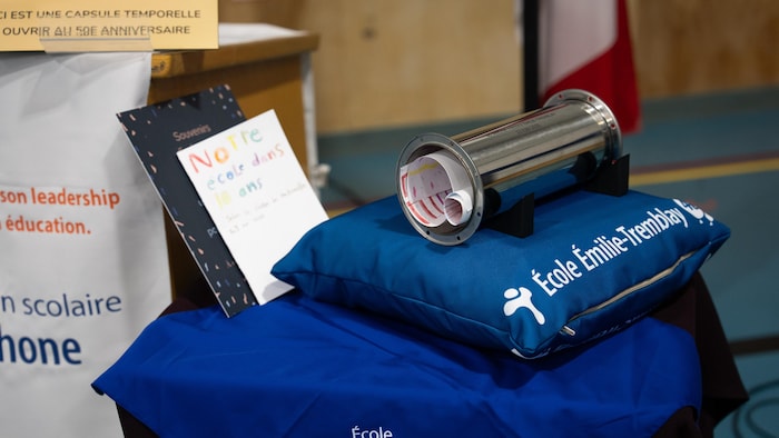 Une capsule temporelle à l'effigie de l'École Émilie-Tremblay.