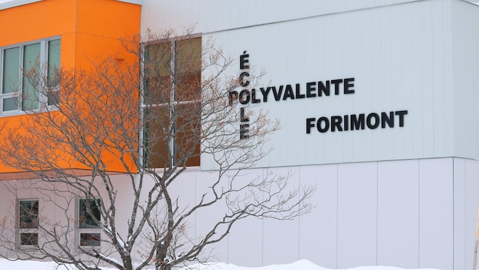 La façade de l'école en hiver.