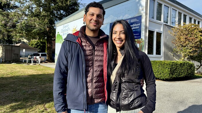 Samad Mirali et Ambreen Lakhani devant l'École Queen Elizabeth.